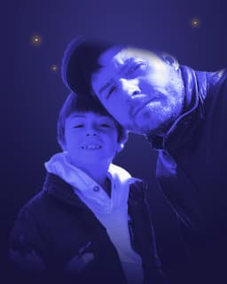 Sebastián y su hijo Borja, juntos, en una ilustración con los colores de Sahania