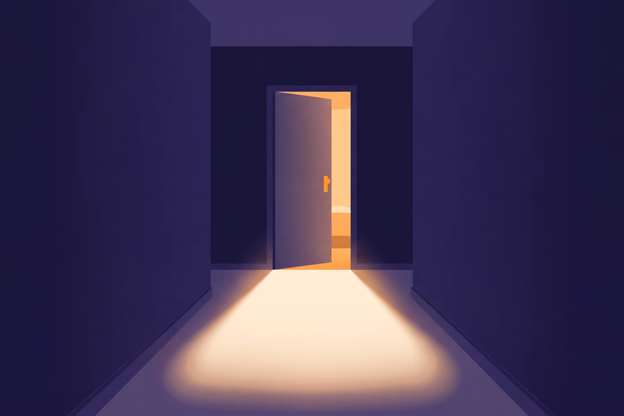 Pasillo oscuro con una puerta entreabierta y luz cálida saliendo por la rendija.