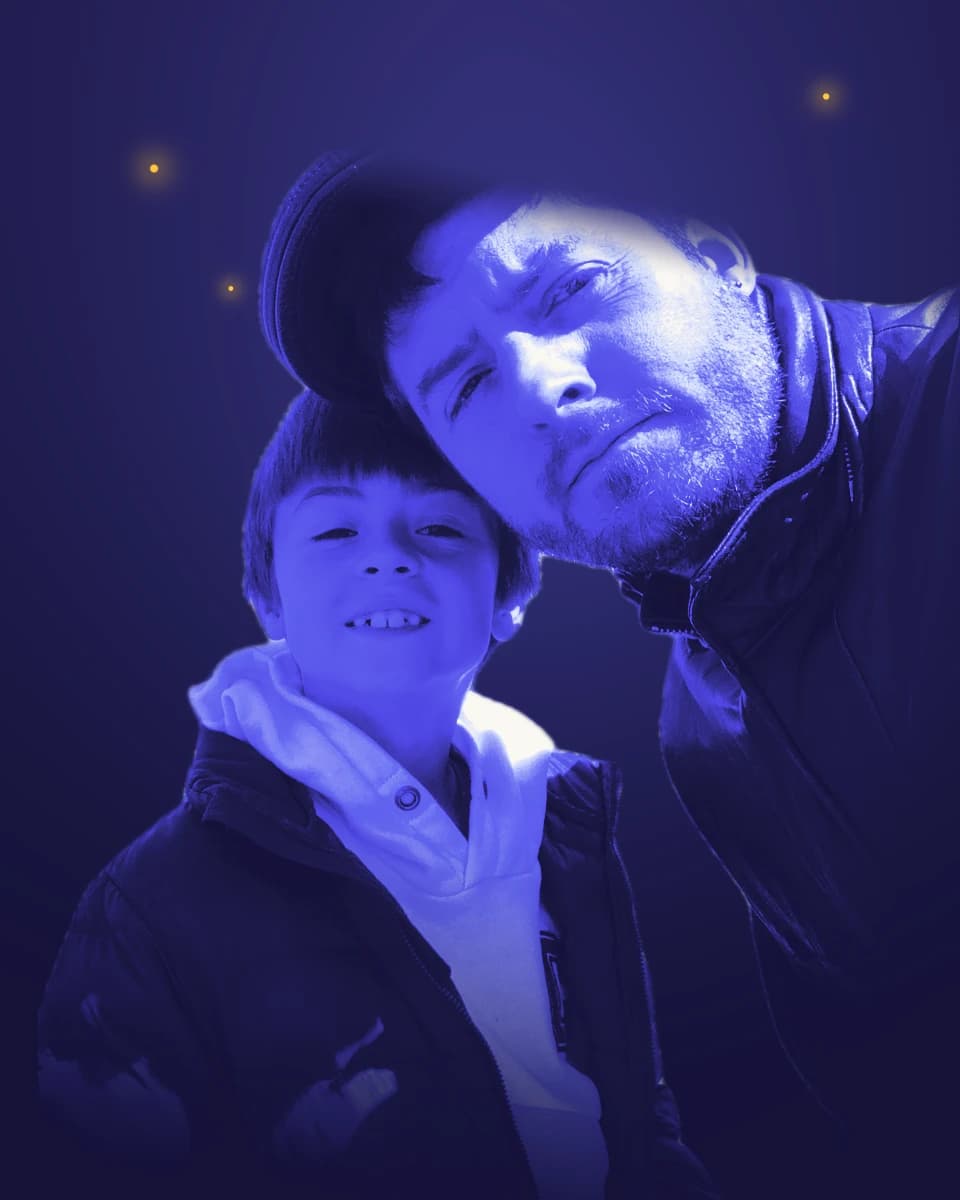 Sebastián y su hijo Borja, juntos, en una ilustración con los colores de Sahania